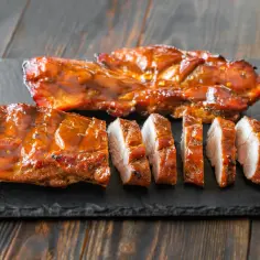 Soczyste, glazurowane żeberka wieprzowe pokrojone na plastry. Idealne do grillowania lub wędzenia. Zastanawiasz się, jak długo wędzić polędwiczki wieprzowe?