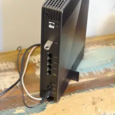 Czarny router funbox 6 z podłączonym pendrivem i kablami Ethernet.