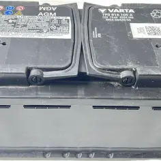 Akumulator Varta AGM 75Ah 800A, idealny do Audi A4 B6 2.0 benzyna. Posiada oznaczenia bezpieczeństwa i jest gotowy do montażu.
