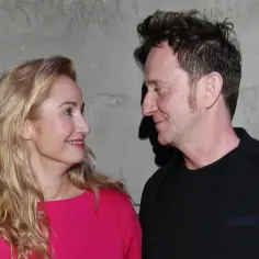 Joanna Brodzik i jej mąż Paweł w czułym spojrzeniu.