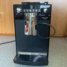 Czarny ekspres do kawy Melitta Latticia OT, idealny do rankingu ekspresów do kawy do 2000 zł.