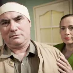Mężczyzna z zabandażowaną głową i kobieta w zielonej sukni. Czy to początek farsy?