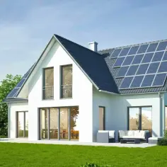 Nowoczesny dom z panelami solarnymi na dachu, otoczony zielenią.