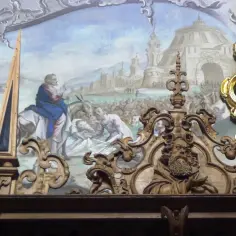 Wspaniały fresk przedstawiający scenę biblijną z postacią na ośle, otoczoną tłumem i architekturą.