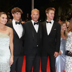 Kevin Costner z rodziną na czerwonym dywanie. Aktor z dumą prezentuje swoich synów, którzy towarzyszą mu w tym ważnym wydarzeniu.