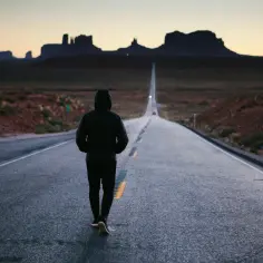 Samotna droga w Monument Valley, symbolizująca poszukiwanie motywacji i spełnienia, jak w teorii Herzberga.