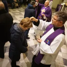 Ile trwa msza w Środę Popielcową? Zaskakujące fakty o czasie trwania