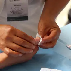 Dyplomowana pielęgniarka opatruje ranę. Zastanawiasz się, ile zarabia dyplomowana pielęgniarka?
