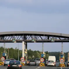 Platny punkt poboru opłat na autostradzie A4 z samochodami i zielonymi strzałkami.