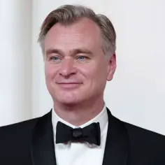 Christopher Nolan, twórca niezapomnianych filmów, w eleganckim smokingu.