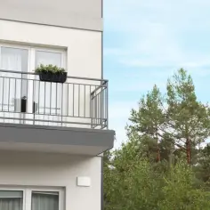 Nowy balkon z kwiatami, idealne miejsce na relaks. Czy będzie podatek od balkonu?
