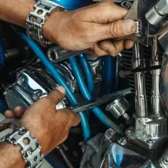 Ile zarabia mechanik motocyklowy? Sprawdź, czy to opłacalny zawód w Polsce
