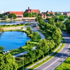 Malbork to idealne miejsce, co warto zobaczyć na Pomorzu. Zamek krzyżacki nad rzeką, jezioro i zielone tereny tworzą malowniczy krajobraz.