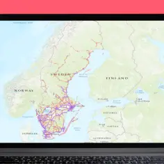Mapa Skandynawii z zaznaczonymi trasami na ekranie laptopa.