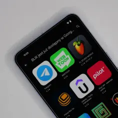 Telefon wyświetla aplikacje z Google Play, w tym Telegram, Webtoon i FL Studio Mobile. Możliwe, że szukasz doładowania Google Play, aby kupić aplikacje lub gry.