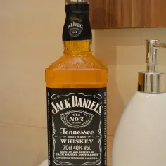 Jak bez wysiłku wyjąć dozownik z butelki Jack Daniels? Sprytny trik