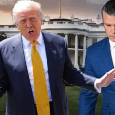 Donald Trump, były prezydent Stanów Zjednoczonych, gestykuluje przed Białym Domem. Obok niego stoi mężczyzna w niebieskiej marynarce.