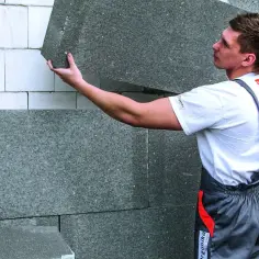 Czy styropian grafitowy trzeba przecierać przed klejeniem? Oto odpowiedzi