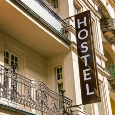 Jak wygląda nocleg w hostelu? Oczekiwania, warunki i zalety