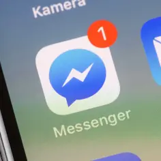 Ikona Messengera z powiadomieniem "1". Chcesz wiedzieć, jak wylogować się z Messengera?