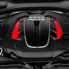 Potężny silnik V8 TFSI z czerwonymi akcentami, serce sportowego Audi.