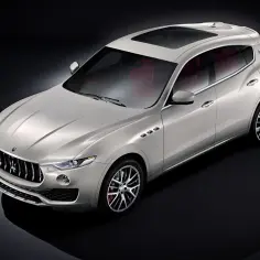 Elegancki Maserati Levante w kolorze srebrnym, z czerwonym wnętrzem i panoramicznym dachem. Sprawdź aktualną maserati levante cena.