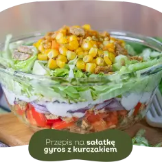 Warstwowa sałatka gyros z kurczakiem, pomidorami, cebulą i kukurydzą. Czy sałatkę gyros można przygotować dzień wcześniej? Tak, jest idealna na wynos!