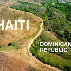 Krajobraz Haiti i Dominikany, państw na Karaibach sąsiadujących ze sobą. Widać wyraźną granicę między suchymi terenami Haiti a bujną zielenią Dominikany.