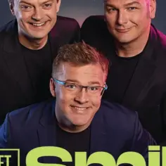 Trzech uśmiechniętych członków kabaretu Smile w czarnych marynarkach.