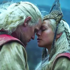Ród smoka sezon 2: Daemon i Rhaenyra w intymnym uścisku, ich czoła się stykają.