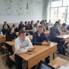 Uczniowie w klasie, być może na lekcji, gdzie drugi język obcy w szkole podstawowej jest ważnym elementem edukacji.