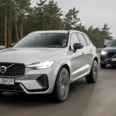Dwa Volvo XC60 jadące drogą. Zastanawiasz się, jakie volvo xc60 jaki silnik wybrać?