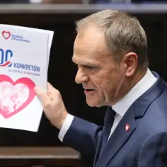 Donald Tusk prezentuje dokument "100 konkretów na pierwsze 100 dni rządu", by expose jego wizji.