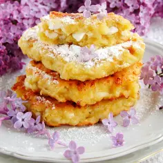 Placuszki z serka wiejskiego i banana posypane cukrem pudrem, ozdobione bzem.