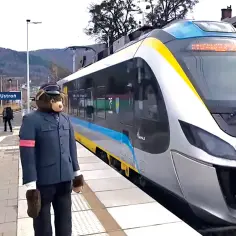 Miś w mundurze konduktora czeka na pociąg na stacji Ustroń. Czy do Ustronia Morskiego dojeżdża pociąg?
