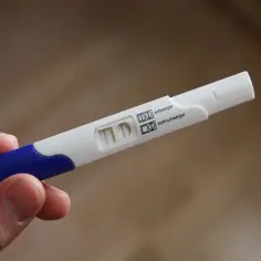 Test ciążowy z dwoma kreskami. Czy spadek HCG zawsze oznacza utratę ciąży? To pytanie nurtuje wiele kobiet.