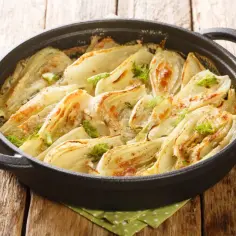 Zapiekany fenkuł, co to za pyszność! Aromatyczne kawałki warzywa w sosie, posypane serem i ziołami, podane w żeliwnej patelni.