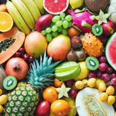 Kolorowy bukiet egzotycznych owoców: papaja, ananas, arbuz, kiwi, mango, winogrona i inne.