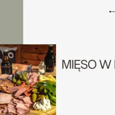 Deska wędlin i mięs z ogórkami, papryką i piwem.