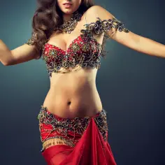 Tancerka w bogato zdobionym stroju wykonuje taniec brzucha. To co to znaczy belly dance - to sztuka ekspresji ciała.