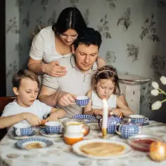 Rodzina przy stole, ojciec podaje herbatę, jakby w duchu archanioł Haniel modlitwa.