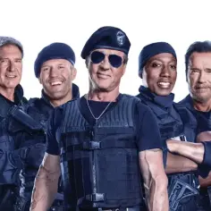 Gwiazdy filmu "Niezniszczalni 5" w czarnych strojach: Stallone, Schwarzenegger, Gibson, Banderas, Statham, Ford, Snipes.