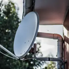 Satelita do odbioru programu DVB-T, zamontowana na ścianie budynku, gotowa do odbioru sygnału.