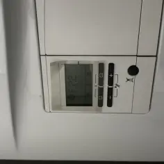 Wyświetlacz pieca gazowego Vaillant pokazuje ciśnienie 2.2 bar. Aby dopuścić wodę do pieca, należy użyć pokrętła z symbolem kranu.