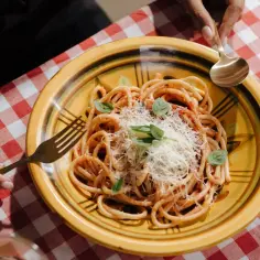 Spaghetti siciliana – tradycyjny przepis, który zachwyci każdego smakosza