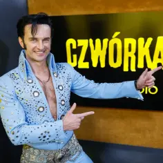 Polski Elvis Presley w błękitnym, błyszczącym stroju pozdrawia publiczność.