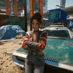 Kobieta w skórzanej kurtce stoi przy zniszczonym samochodzie na rozdrożach cyberpunk.