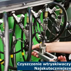 Profesjonalne czyszczenie wtryskiwaczy Diesel na specjalistycznym stanowisku. Precyzyjne podłączenia i kontrola pracy.