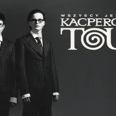 Bracia Kacperczyk w garniturach i okularach, z napisem "KACPERCZYK TOUR".