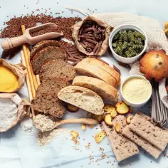Bogactwo węglowodanów złożonych: chleb, makarony, płatki owsiane, kasze, mąka i ciastka.